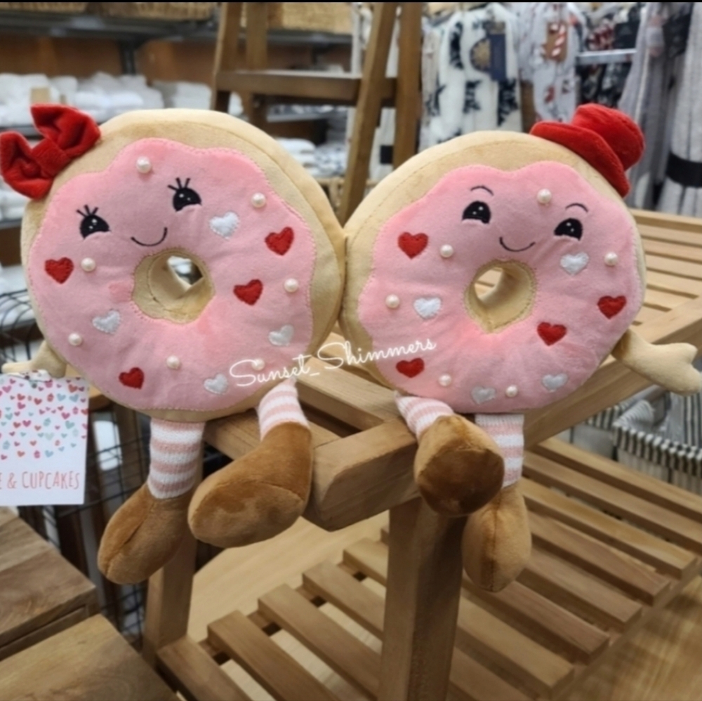 Valentines Day Couple Pink Donut Pair w/ Hearts & Pearls Shelf Sitter Decor NEW